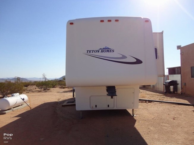 2007 Teton Homes Experience Frontier XT3 - Used Fifth Wheel For Sale by Pop RVs in Landers, California features Leveling Jacks, Air Conditioning, Slideout, Awning