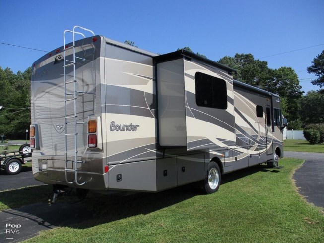2015 Bounder 35K by Fleetwood from Pop RVs in Sarasota, Florida
