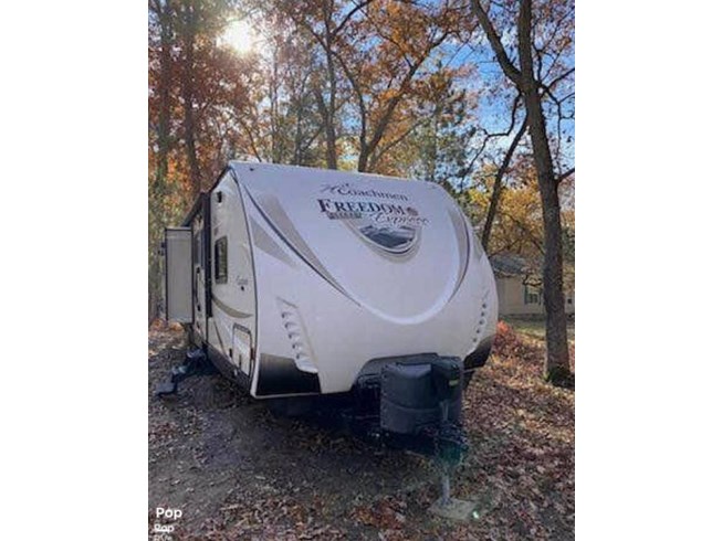 2018 Coachmen Freedom Express 322RLDS - Used Travel Trailer For Sale by Pop RVs in Mount Morris, Michigan