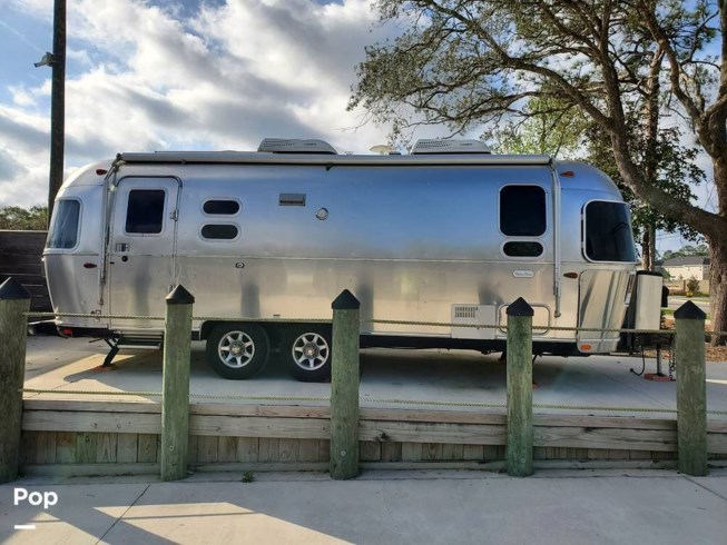 2020 Airstream Flying Cloud 25 FB Twin - Used Travel Trailer For Sale by Pop RVs in St. Augustine, Florida