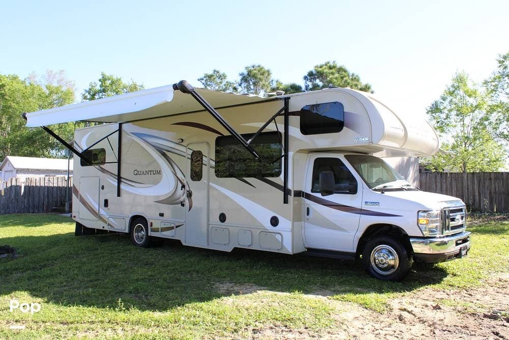 2017 Thor Motor Coach Quantum WS31 - Used Class C For Sale by Pop RVs in Lake Wales, Florida features Generator, Awning, Leveling Jacks, Air Conditioning, Slideout