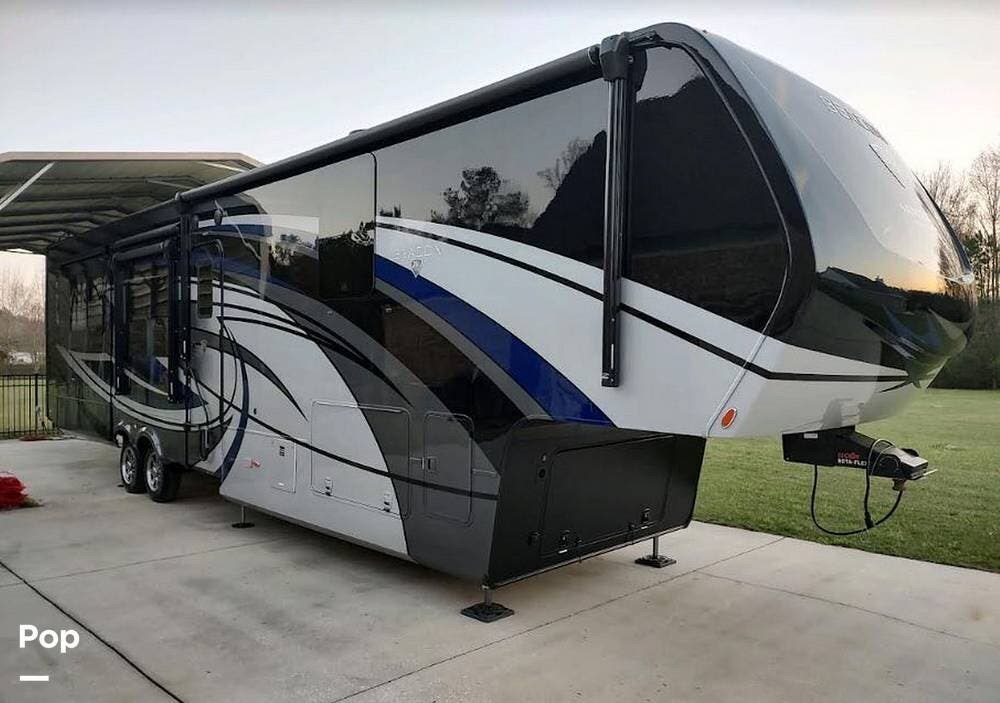 2022 Vanleigh Beacon M-41LKB - Used Fifth Wheel For Sale by Pop RVs in Griffin, Georgia features Slideout, Air Conditioning, Leveling Jacks