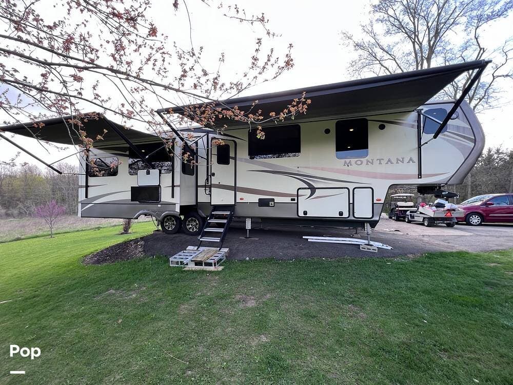 2017 Keystone Montana 3810MS - Used Fifth Wheel For Sale by Pop RVs in Burlington, Wisconsin features Slideout, Air Conditioning, Awning