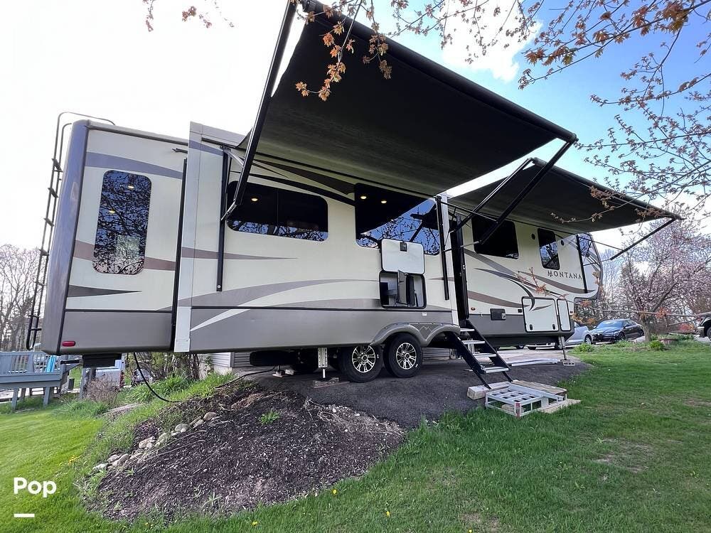 2017 Keystone Montana 3810MS - Used Fifth Wheel For Sale by Pop RVs in Burlington, Wisconsin features Air Conditioning, Awning, Slideout