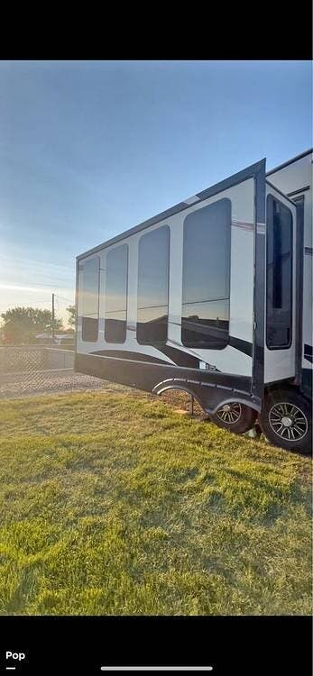 2017 Prime Time Crusader 322RES - Used Fifth Wheel For Sale by Pop RVs in Decatur, Alabama features Awning, Slideout, Air Conditioning