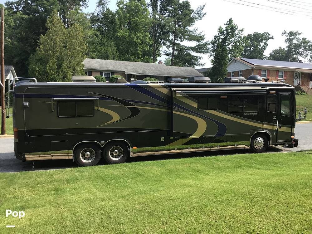 2002 Monaco RV Signature Series 42 Triple Crown - Used Diesel Pusher For Sale by Pop RVs in Fort Washington, Maryland features Generator, Awning, Air Conditioning, Slideout