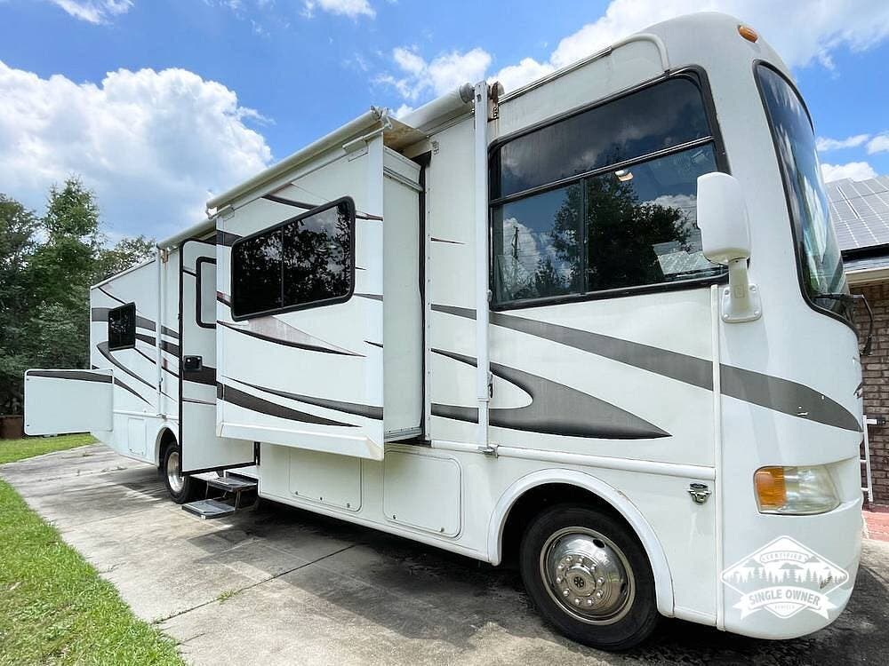 2011 Thor Motor Coach Hurricane 32D - Used Class A For Sale by Pop RVs in Navarre, Florida features Awning, Slideout, Generator, Air Conditioning, Leveling Jacks