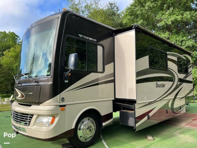 2014 Fleetwood Bounder 33C - Used Class A For Sale by Pop RVs in Bridgewater, Massachusetts