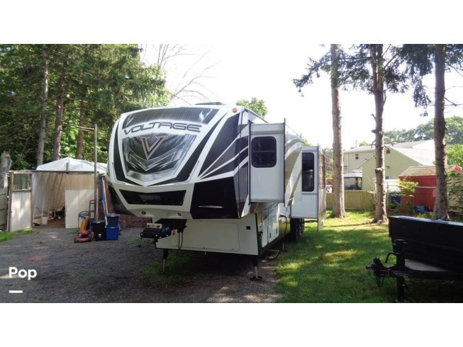 2014 Dutchmen Voltage 3990 - Used Toy Hauler For Sale by Pop RVs in Taunton, Massachusetts