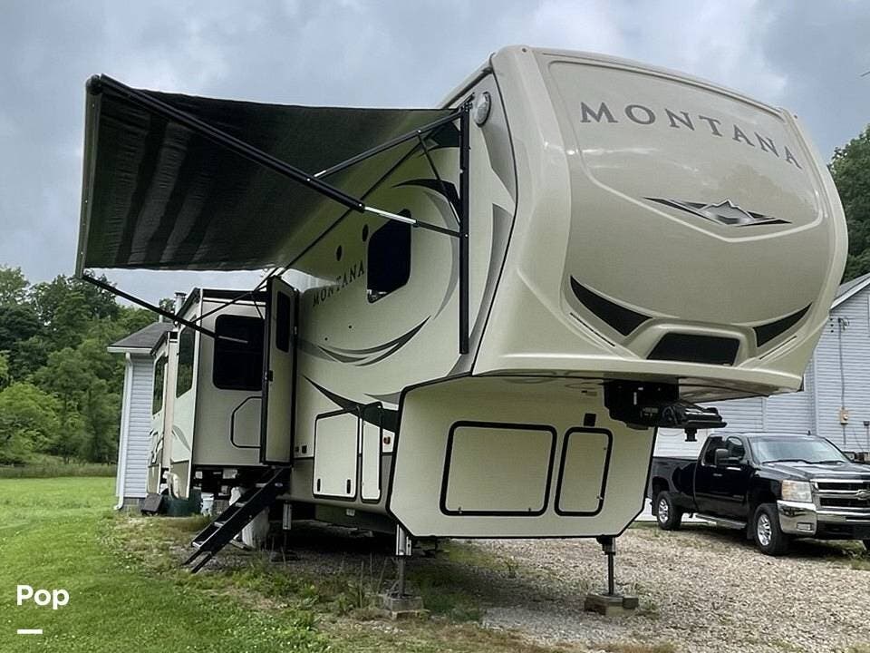 2018 Keystone Montana 3701LK - Used Fifth Wheel For Sale by Pop RVs in Coshocton, Ohio features Leveling Jacks, Awning, Air Conditioning, Slideout
