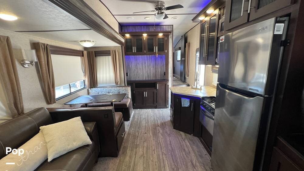 2017 Cherokee Arctic Wolf 255DRL4 - Used Fifth Wheel For Sale by Pop RVs in Willis, Texas features Leveling Jacks, Awning, Air Conditioning, Slideout