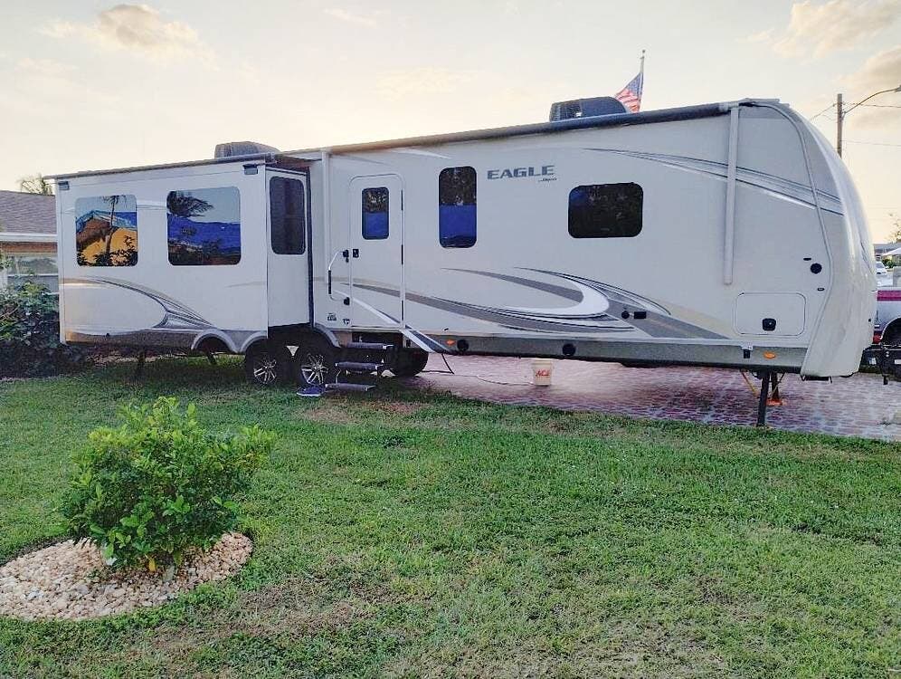 2019 Jayco Eagle 338RETS - Used Travel Trailer For Sale by Pop RVs in North Fort Myers, Florida features Air Conditioning, Slideout, Awning