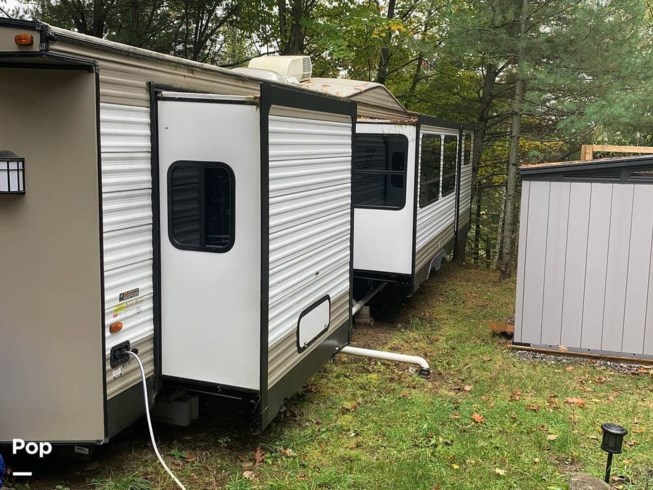 2019 Salem Grand Villa 42QBQ by Forest River from Pop RVs in Guelph, Ontario