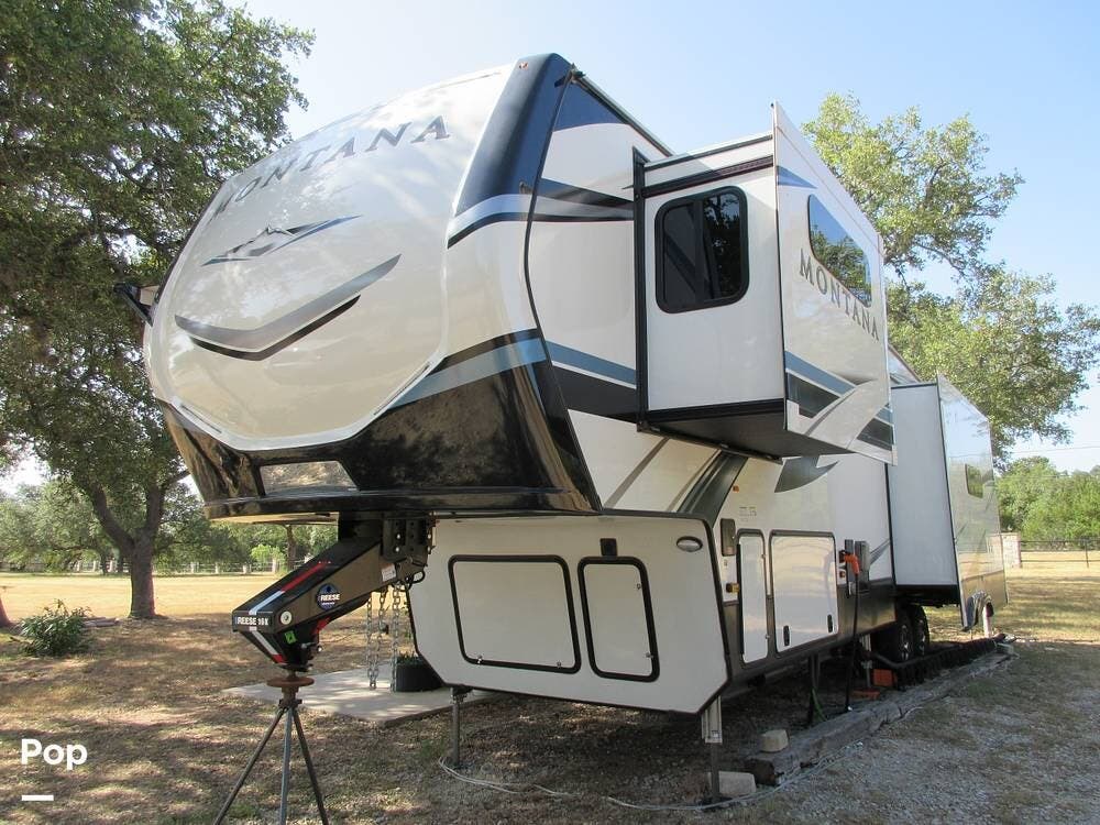 2021 Keystone Montana 3231CK - Used Fifth Wheel For Sale by Pop RVs in Victoria, Texas features Air Conditioning, Slideout, Leveling Jacks, Awning