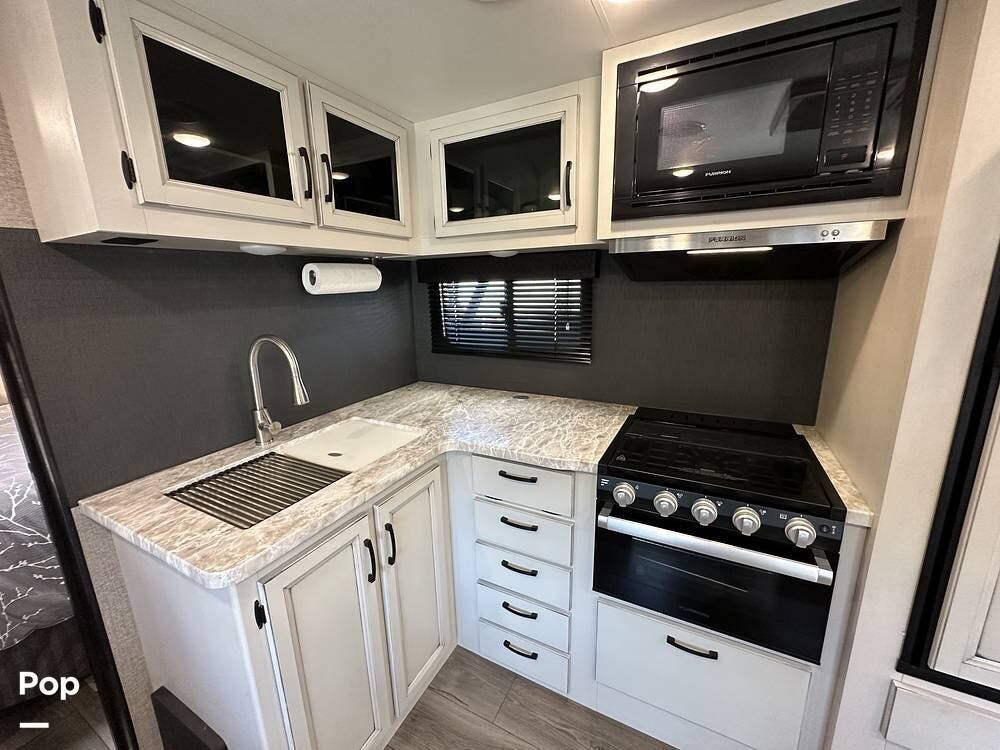 2021 Jayco Jay Feather 25RB - Used Travel Trailer For Sale by Pop RVs in Cypress, Texas features Leveling Jacks, Slideout, Air Conditioning, Awning