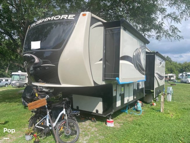 2015 CrossRoads Rushmore Franklin - Used Fifth Wheel For Sale by Pop RVs in Sarasota, Florida