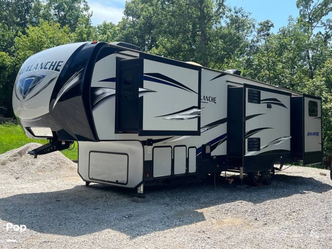 2020 Keystone Avalanche 378BH - Used Fifth Wheel For Sale by Pop RVs in Wentzville, Missouri