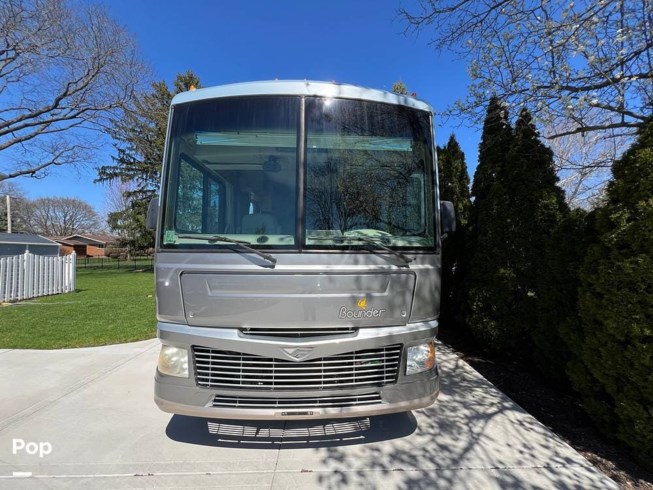 2007 Bounder 33R by Fleetwood from Pop RVs in Mount Prospect, Illinois