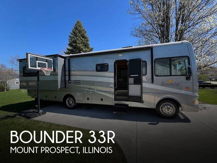 Used 2007 Fleetwood Bounder 33R available in Mount Prospect, Illinois