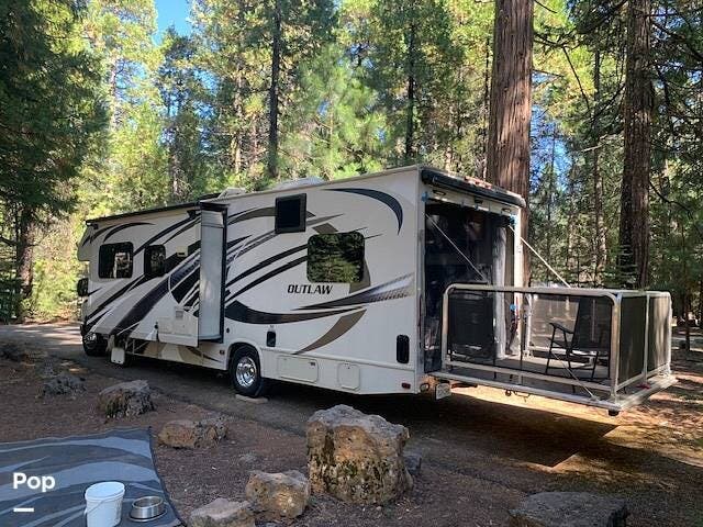 2014 Outlaw 29H by Thor Motor Coach from Pop RVs in Redding, California