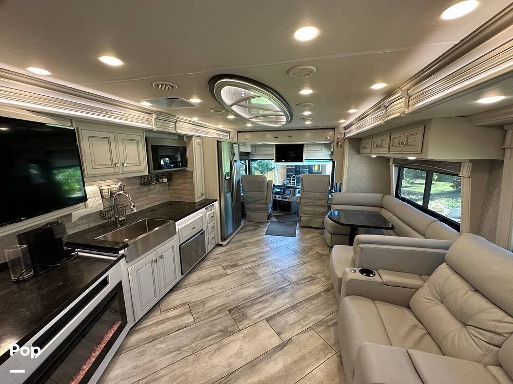 2022 Fleetwood Discovery LXE 40G - Used Diesel Pusher For Sale by Pop RVs in Englewood, Florida features Leveling Jacks, Generator, Air Conditioning, Slideout, Awning