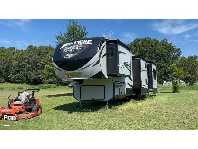 2015 Keystone Avalanche 331RE - Used Fifth Wheel For Sale by Pop RVs in Kingston Springs, Tennessee