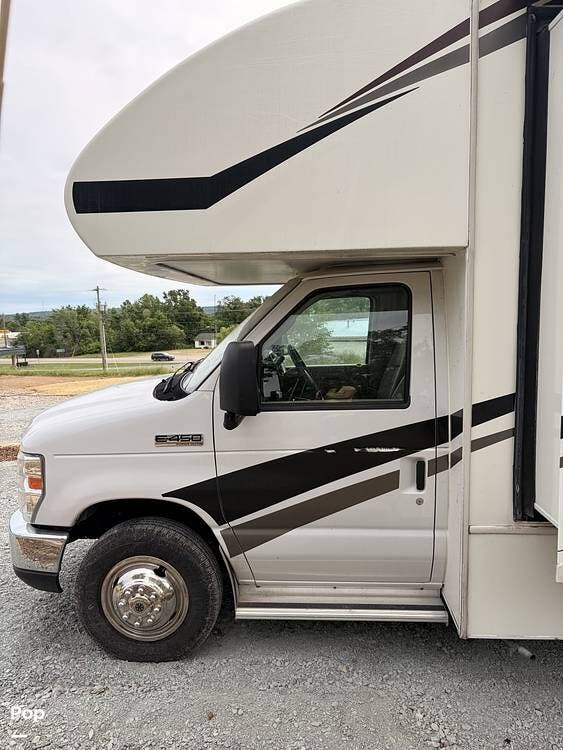 2019 Jayco Redhawk 31XL - Used Class C For Sale by Pop RVs in Fredericktown, Missouri features Generator, Air Conditioning, Slideout, Awning