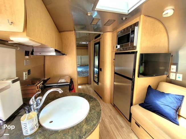 2016 Flying Cloud 25 by Airstream from Pop RVs in Saint Petersburg, Florida