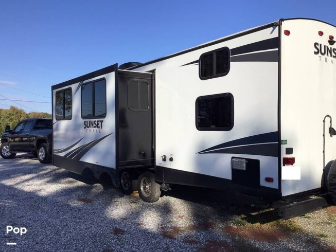 2018 CrossRoads Sunset Trail 289QB - Used Travel Trailer For Sale by Pop RVs in Thurmont, Maryland