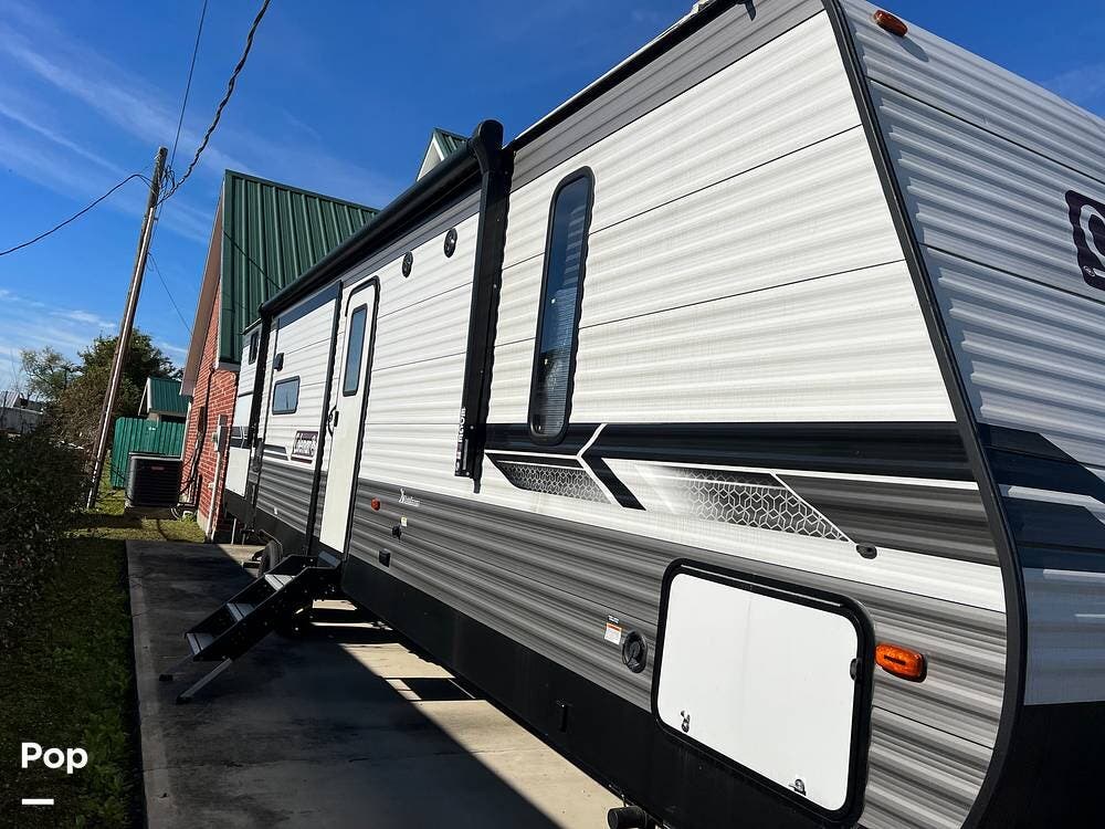 2022 Coleman Lantern 337BH - Used Travel Trailer For Sale by Pop RVs in Golden Meadow, Louisiana features Air Conditioning, Awning, Leveling Jacks, Slideout