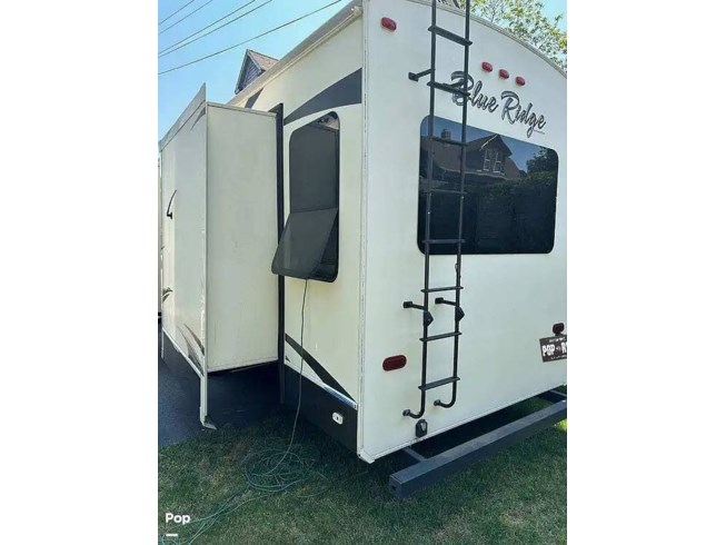2015 Forest River Blue Ridge 3600RS - Used Fifth Wheel For Sale by Pop RVs in New Bedford, Massachusetts