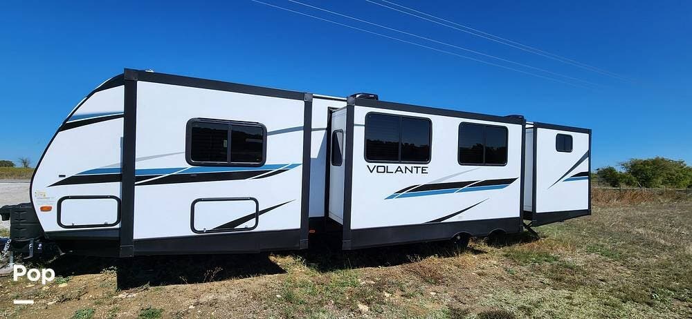 2022 CrossRoads Volante 34BH - Used Travel Trailer For Sale by Pop RVs in Kingston, Oklahoma features Awning, Air Conditioning, Slideout