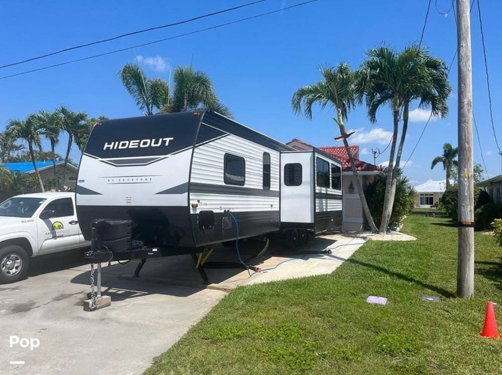 2022 Keystone Hideout 32LBH - Used Travel Trailer For Sale by Pop RVs in Cape Coral, Florida features Leveling Jacks, Air Conditioning, Awning, Slideout