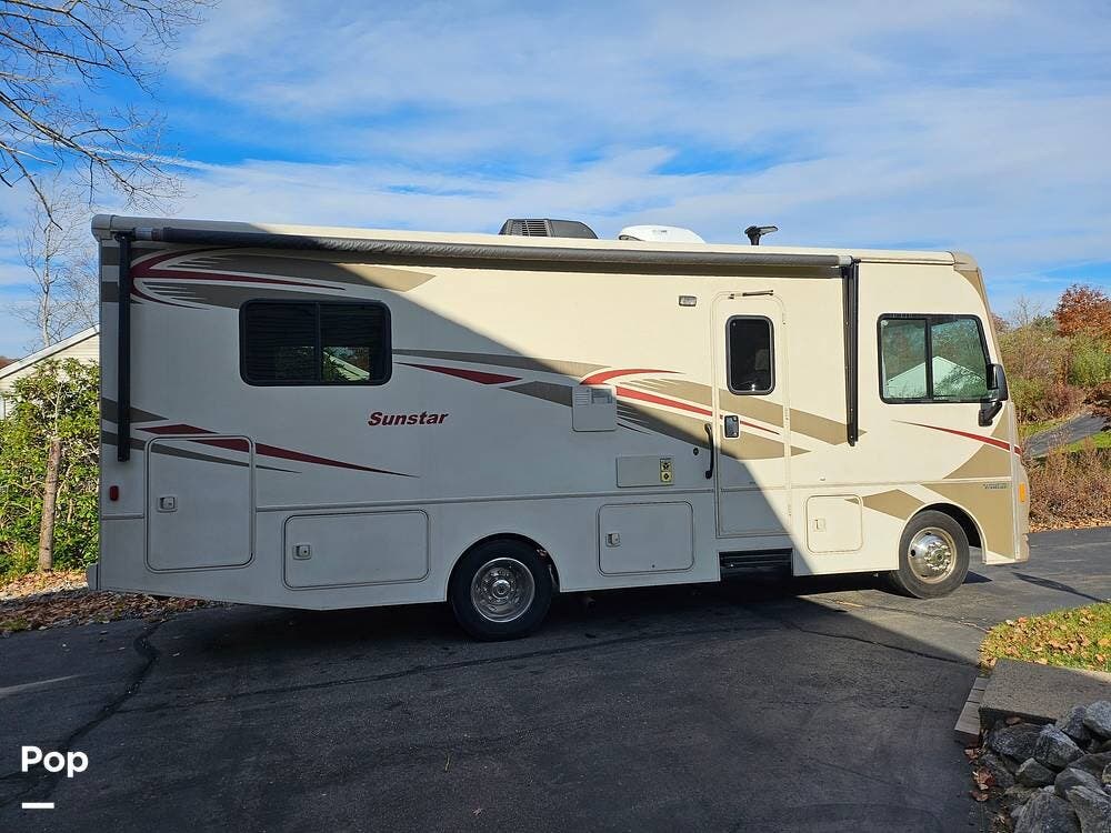 Used 2016 Itasca Sunstar 26HE available in Beacon Falls, Connecticut