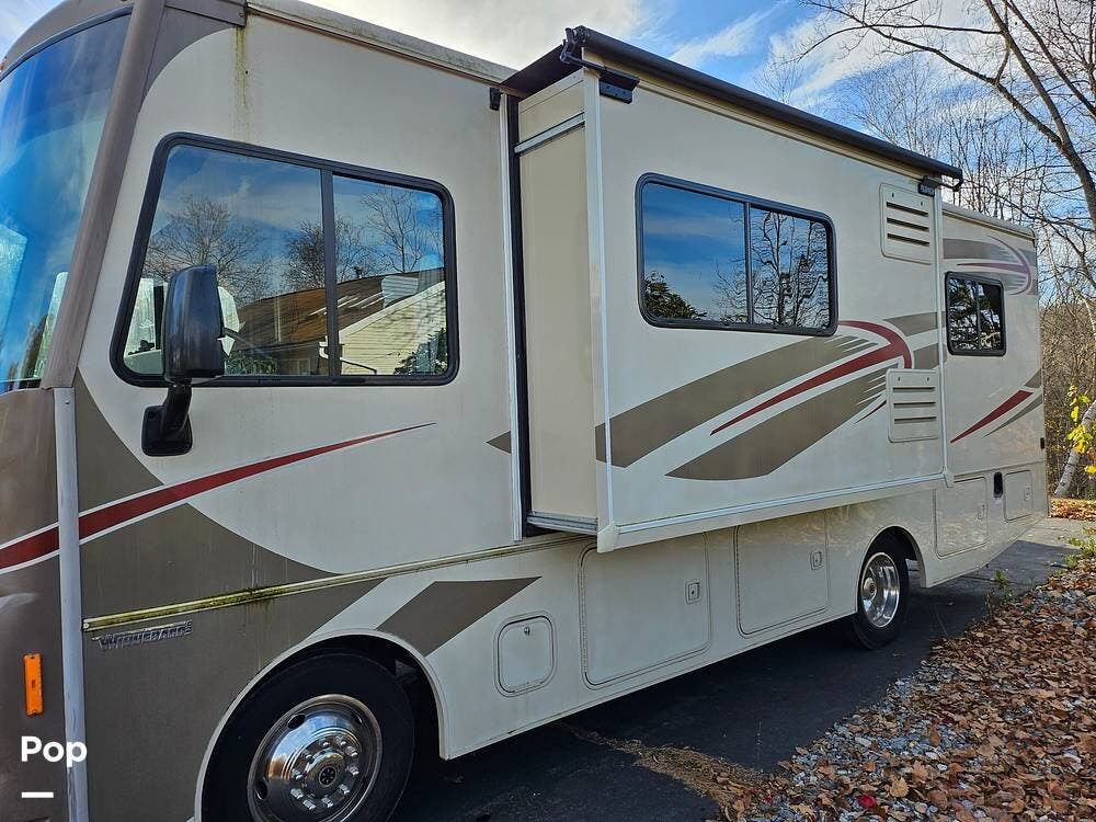 2016 Itasca Sunstar 26HE - Used Class A For Sale by Pop RVs in Beacon Falls, Connecticut features Generator, Slideout, Leveling Jacks, Air Conditioning, Awning