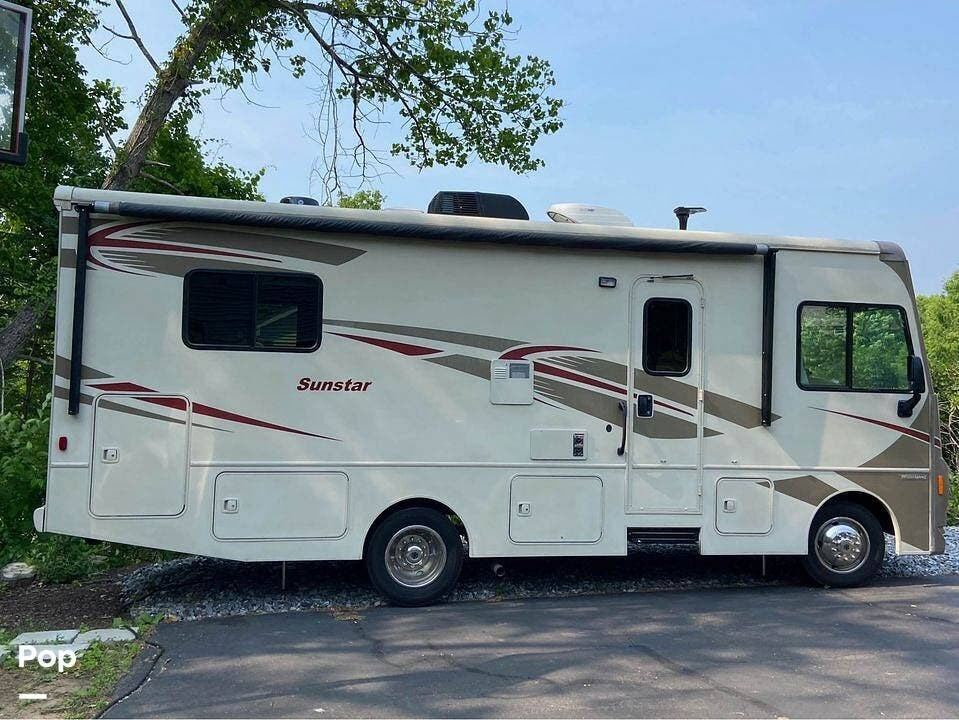 2016 Itasca Sunstar 26HE - Used Class A For Sale by Pop RVs in Beacon Falls, Connecticut features Awning, Generator, Slideout, Leveling Jacks, Air Conditioning