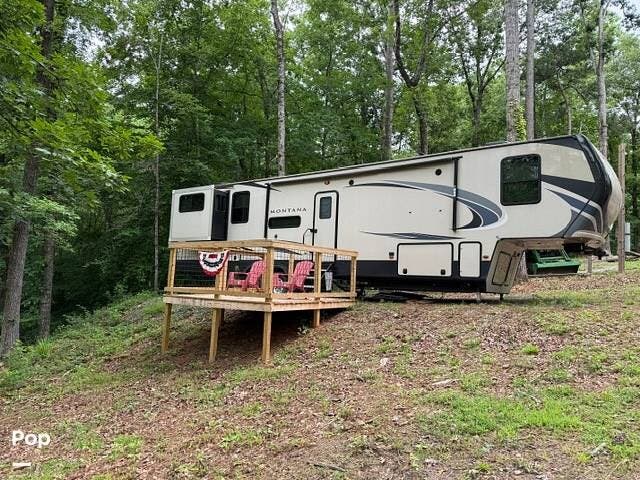 2019 Keystone Montana High Country 373RD - Used Fifth Wheel For Sale by Pop RVs in Theodore, Alabama features Leveling Jacks, Slideout, Generator, Awning, Air Conditioning