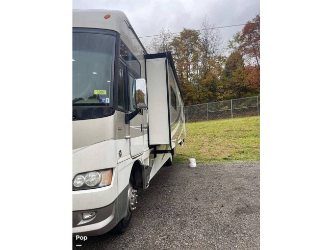 2011 Winnebago Adventurer 32H - Used Class A For Sale by Pop RVs in Mount Clare, West Virginia