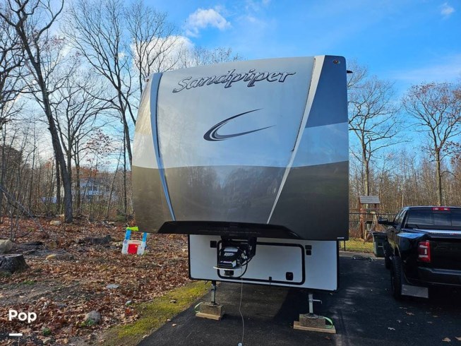 2022 Forest River Sandpiper 3330BH - Used Fifth Wheel For Sale by Pop RVs in Wolcott, Connecticut