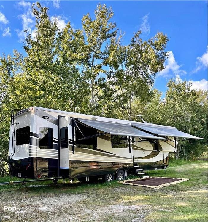 2018 DRV Mobile Suites MSA-40 - Used Fifth Wheel For Sale by Pop RVs in Plant City, Florida features Leveling Jacks, Air Conditioning, Slideout, Awning