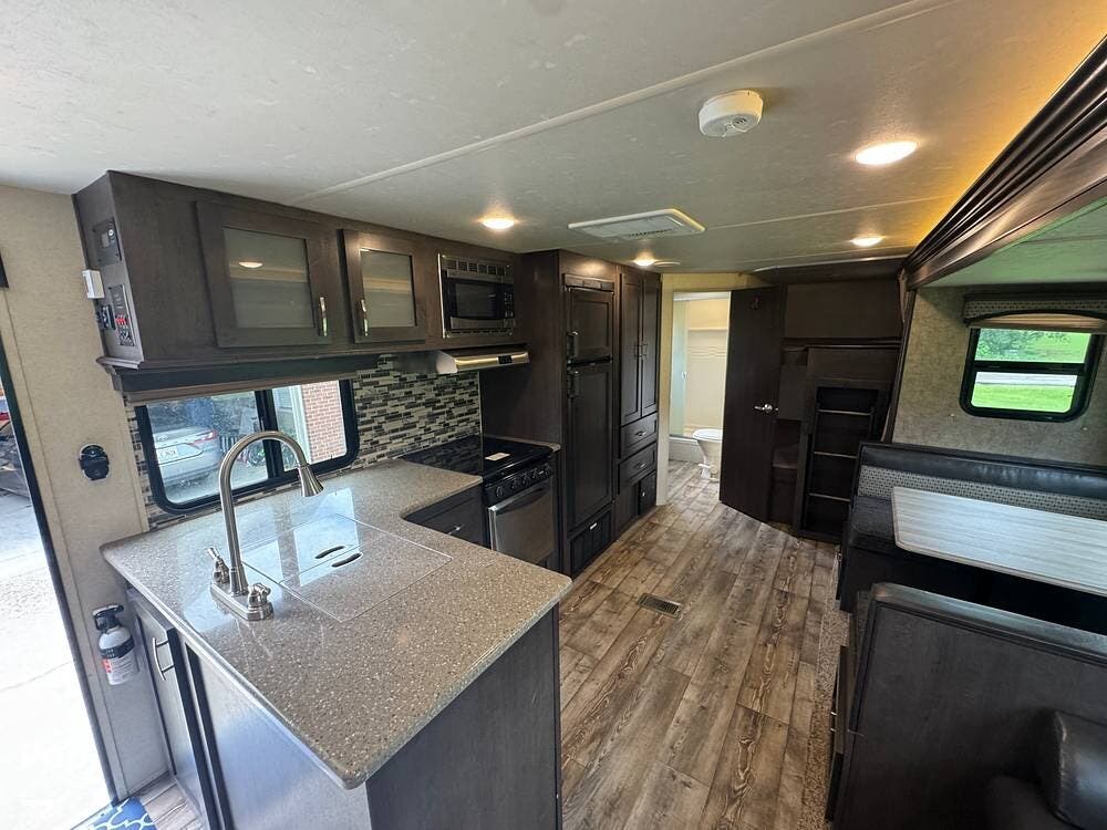 2018 Forest River Sonoma 270BHS - Used Travel Trailer For Sale by Pop RVs in Hartselle, Alabama features Slideout, Awning, Air Conditioning