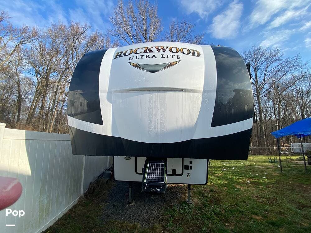 2020 Rockwood Ultra-Lite 2620WS - Used Fifth Wheel For Sale by Pop RVs in Roosevelt, New Jersey features Air Conditioning, Awning, Leveling Jacks, Slideout