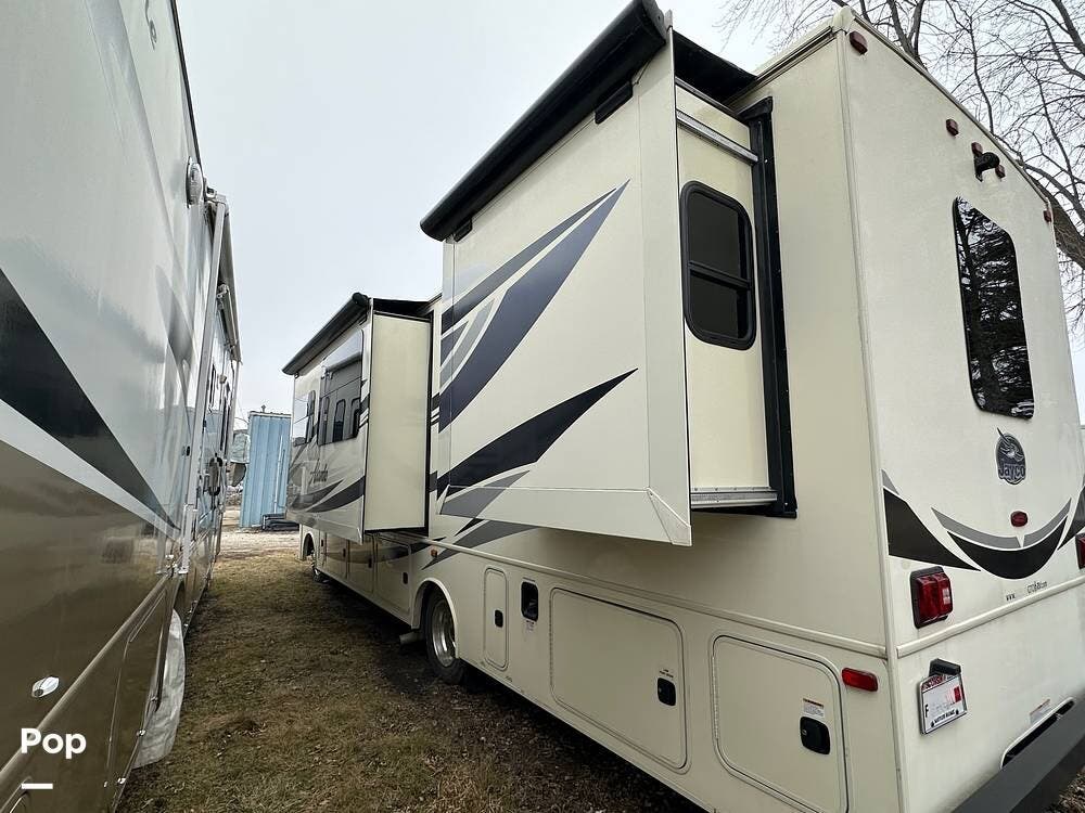 2016 Jayco Alante 31 AV - Used Class A For Sale by Pop RVs in Racine, Wisconsin features Generator, Air Conditioning, Slideout, Awning