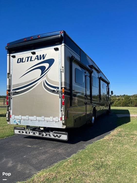 2015 Thor Motor Coach Outlaw 37MD RV for Sale in Ninnekah, OK 73067