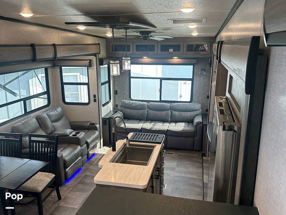 2021 CrossRoads Cameo 3701RL - Used Fifth Wheel For Sale by Pop RVs in Hudson, Florida features Leveling Jacks, Awning, Slideout, Air Conditioning
