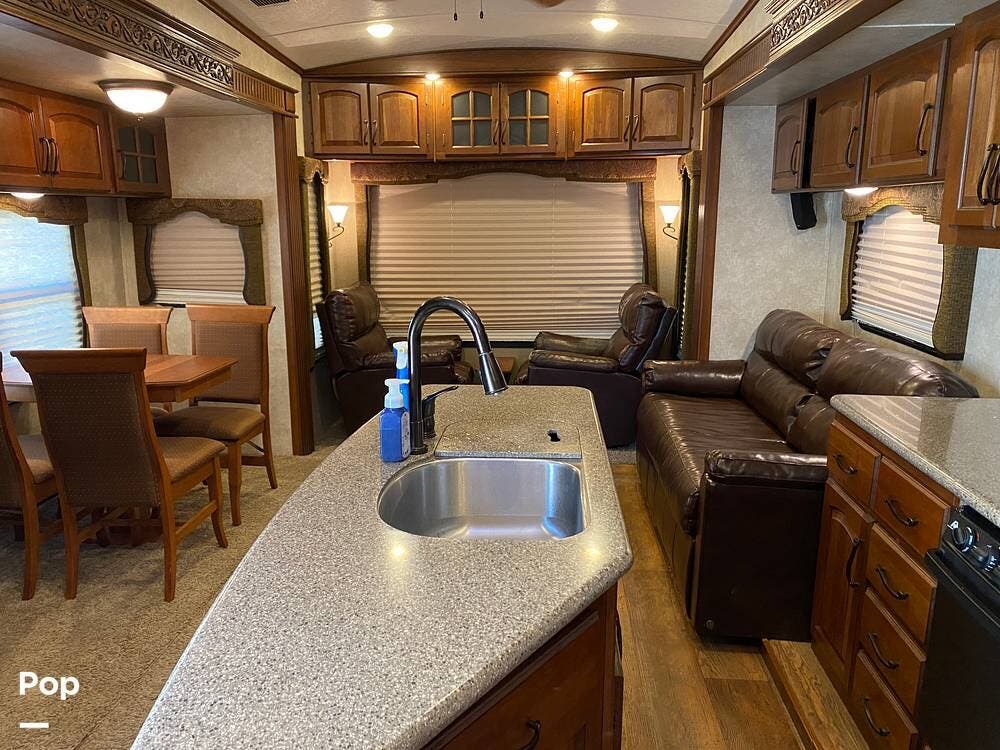 2015 Keystone Montana 3725RL - Used Fifth Wheel For Sale by Pop RVs in Erath, Louisiana features Awning, Air Conditioning, Leveling Jacks, Slideout