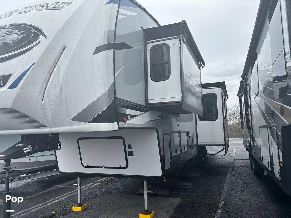 2022 Cherokee Arctic Wolf 3770 SUITE - Used Fifth Wheel For Sale by Pop RVs in Kingsport, Tennessee features Slideout, Awning, Air Conditioning, Leveling Jacks