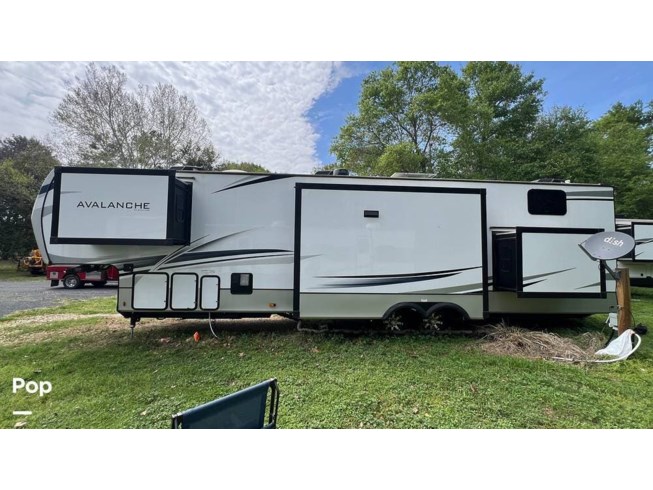 2022 Keystone Avalanche 390DS - Used Fifth Wheel For Sale by Pop RVs in Tomball, Texas