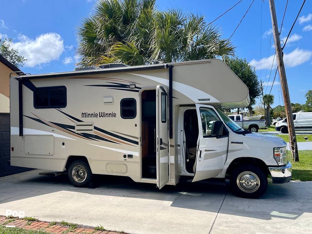 2018 Winnebago Minnie Winnie 22R RV for Sale in Port St Lucie, FL 34953