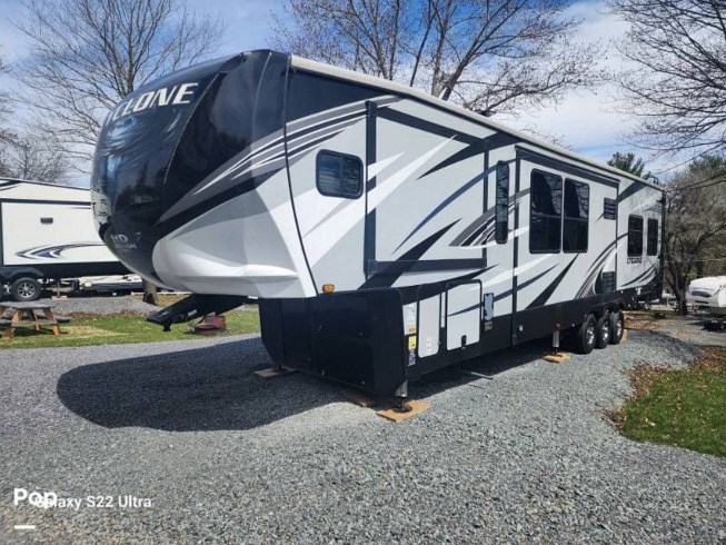 2020 Heartland Cyclone 4270 - Used Toy Hauler For Sale by Pop RVs in Lake Ariel, Pennsylvania